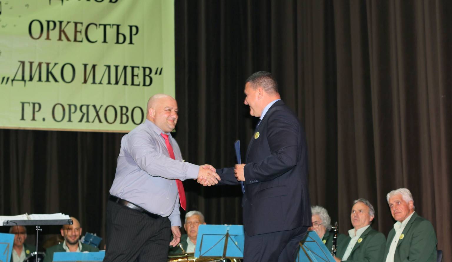 Кметът Росен Добрев поздравява ръководителят на оркестъра Калоян Трайков